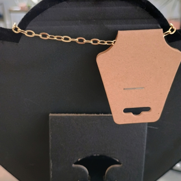 Elegant Gold Heart Pendant Necklace - Picture 3 of 3